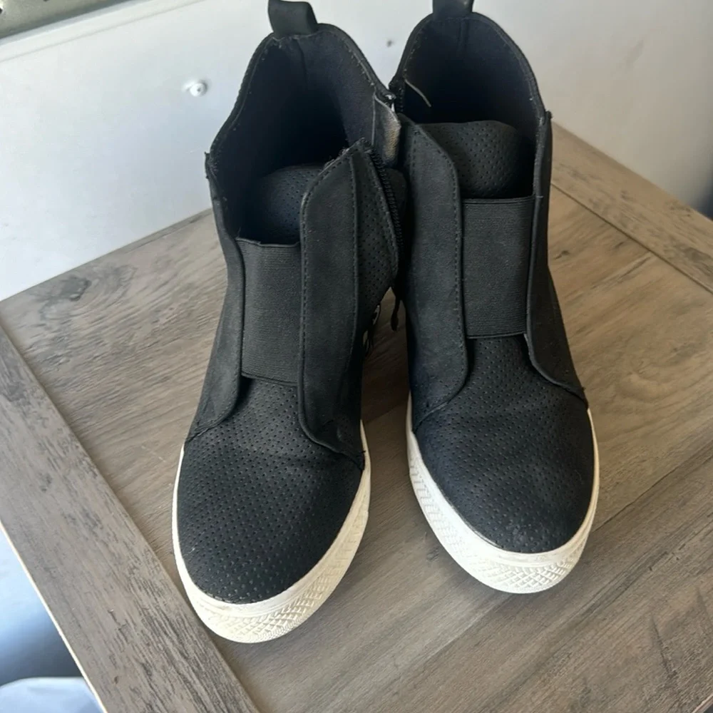 Black wedge shoe